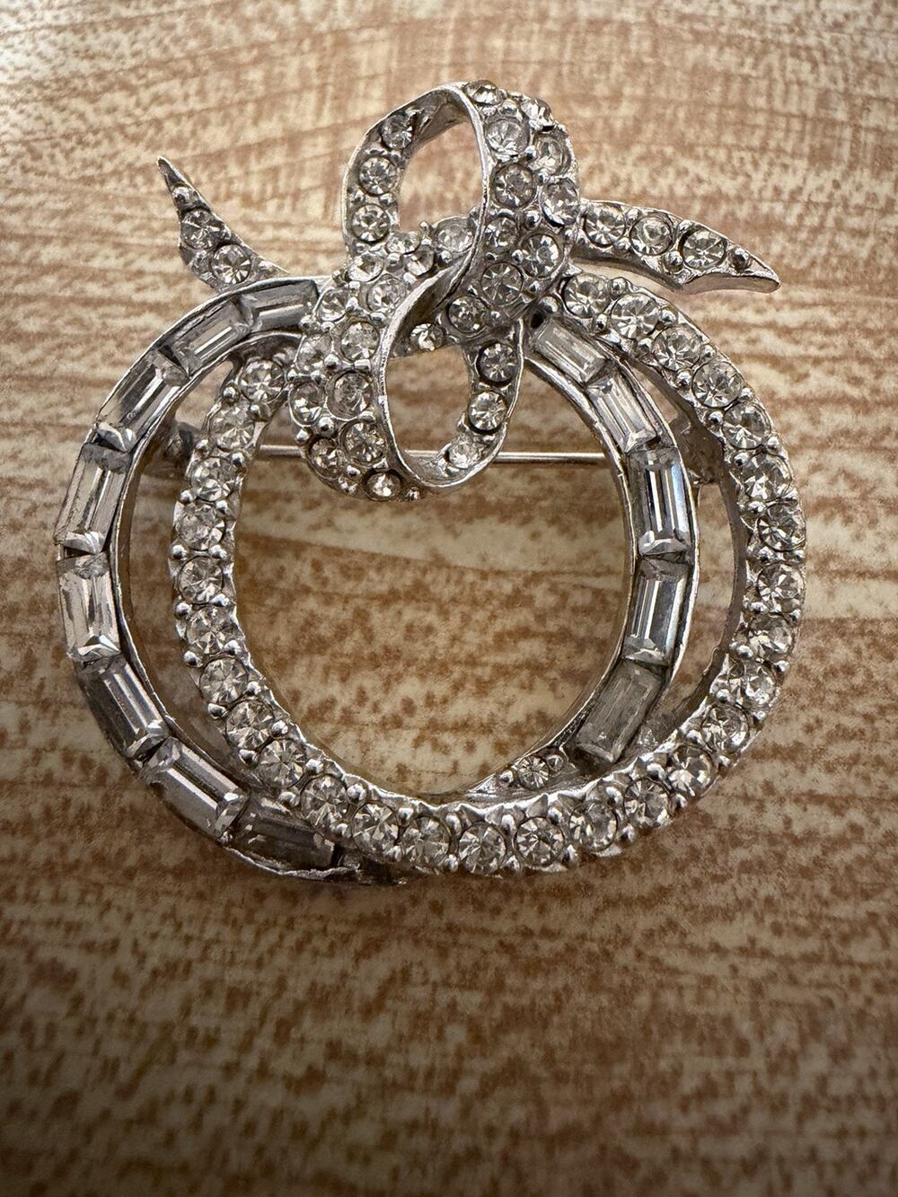 Vintage Signed Pell Clear Rhinestone Circle Ribbon Brooch Pin Silver Tone 1.5”